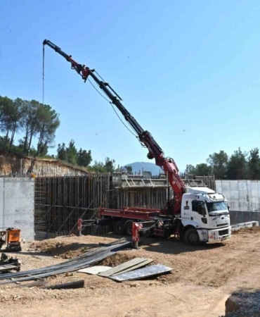 BURSA BÜYÜKŞEHİR BELEDİYESİ TARAFINDAN OSMANGAZİ İLÇESİNDE YAPIMI SÜRDÜRÜLEN 10 BİN METREKÜP KAPASİTELİ DEMİRTAŞ SU DEPOSU’NDA ÇALIŞMALAR HIZ KESMEDEN DEVAM EDİYOR. MEVCUT KIRANTEPE SU DEPOSU’NUN ARTAN İHTİYACI KARŞILAMAKTA YETERSİZ KALMASI NEDENİYLE İNŞA EDİLEN YENİ SU DEPOSUNUN, BÖLGEDE YAŞANAN SU SORUNLARINA KALICI ÇÖZÜM SUNMASI HEDEFLENİYOR.