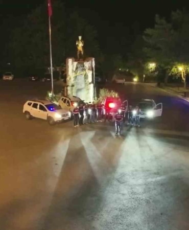 JANDARMA EKİPLERİNCE FETÖ TERÖR ÖRGÜTÜNE YÖNELİK 22 İLDE EŞ ZAMANLI DÜZENLENEN OPERASYONLAR KAPSAMINDA BURSA'DA DA OPERASYON GERÇEKLEŞTİRİLDİ. OPERASYONDA 5 ŞÜPHELİ YAKALANDI.