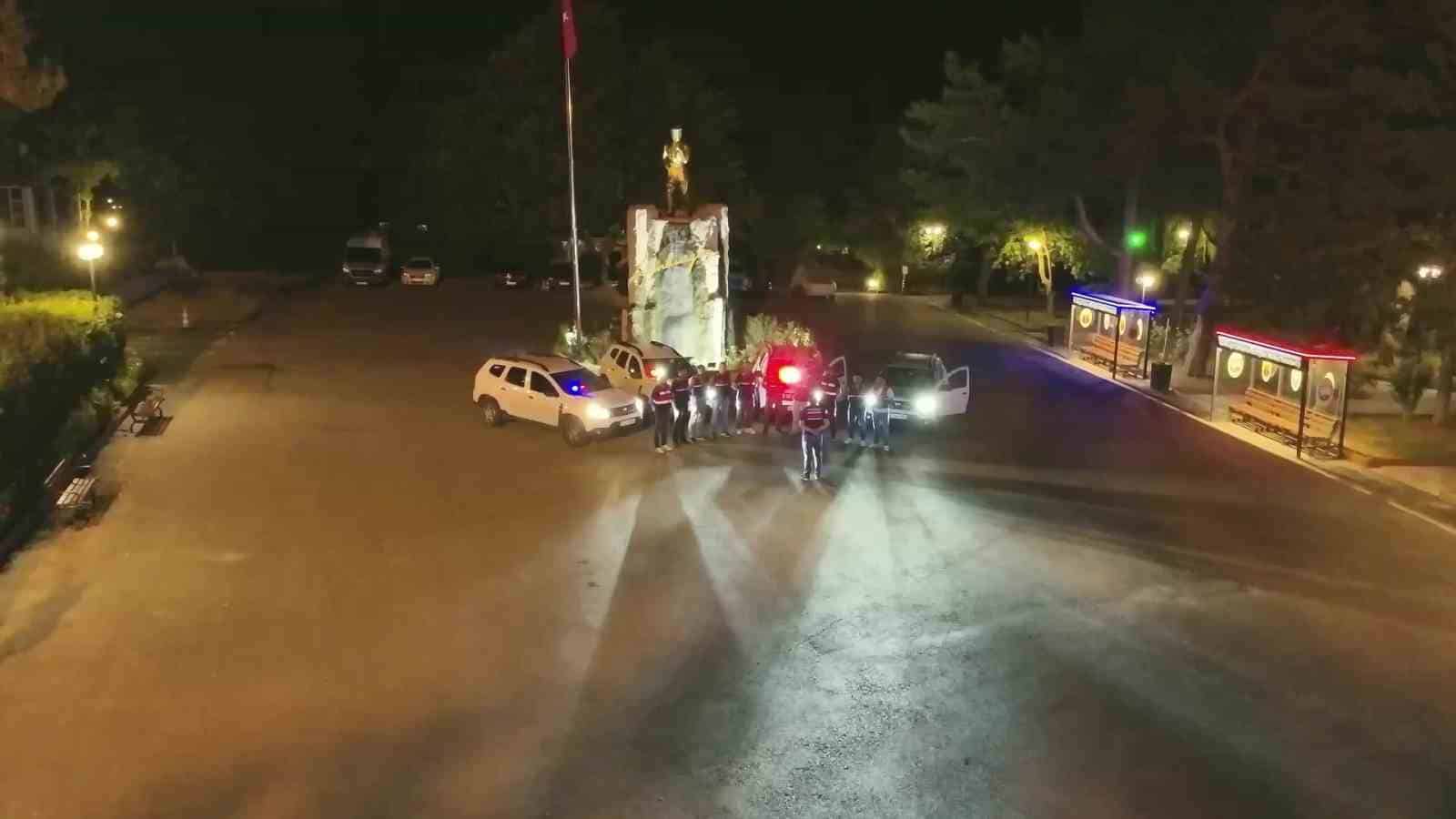 JANDARMA EKİPLERİNCE FETÖ TERÖR ÖRGÜTÜNE YÖNELİK 22 İLDE EŞ ZAMANLI DÜZENLENEN OPERASYONLAR KAPSAMINDA BURSA'DA DA OPERASYON GERÇEKLEŞTİRİLDİ. OPERASYONDA 5 ŞÜPHELİ YAKALANDI.