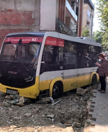 İNEGÖL İLÇESİNDE KONTROLÜ KAYBEDİLEN ÖZEL HALK MİNİBÜSÜ KALDIRIMA ÇIKARAK İŞ YERİNE ÇARPTIKTAN SONRA BOŞ ARSAYA UÇTU