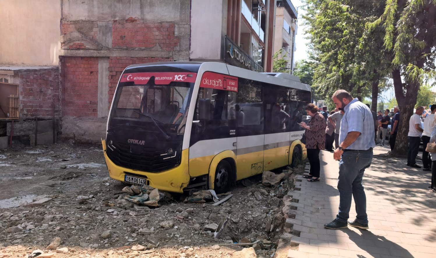 İNEGÖL İLÇESİNDE KONTROLÜ KAYBEDİLEN ÖZEL HALK MİNİBÜSÜ KALDIRIMA ÇIKARAK İŞ YERİNE ÇARPTIKTAN SONRA BOŞ ARSAYA UÇTU