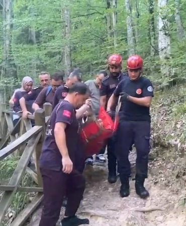 BURSA'NIN İNEGÖL İLÇESİNDE BULUNAN OYLAT ŞELALESİ'NDE DENGESİNİ KAYBEDEREK DÜŞEN KADIN YARALANDI. ARAÇLARIN ULAŞAMADIĞI NOKTADA MAHSUR KALAN KADIN, EKİPLERİN YAKLAŞIK 2 KİLOMETRELİK ZORLU ÇALIŞMASIYLA KURTARILARAK HASTANEYE KALDIRILDI.