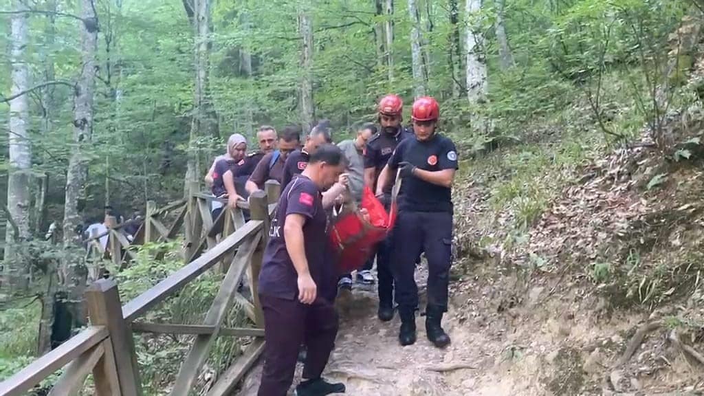 BURSA'NIN İNEGÖL İLÇESİNDE BULUNAN OYLAT ŞELALESİ'NDE DENGESİNİ KAYBEDEREK DÜŞEN KADIN YARALANDI. ARAÇLARIN ULAŞAMADIĞI NOKTADA MAHSUR KALAN KADIN, EKİPLERİN YAKLAŞIK 2 KİLOMETRELİK ZORLU ÇALIŞMASIYLA KURTARILARAK HASTANEYE KALDIRILDI.