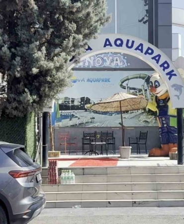 BURSA'DA BİR AQUAPARKTA, DENGESİNİ KAYBEDEN 16 YAŞINDAKİ TEMİZLİKÇİ 10 METRE YÜKSEKLİKTEKİ KAYDIRAKTAN DÜŞEREK AĞIR YARALANDI.