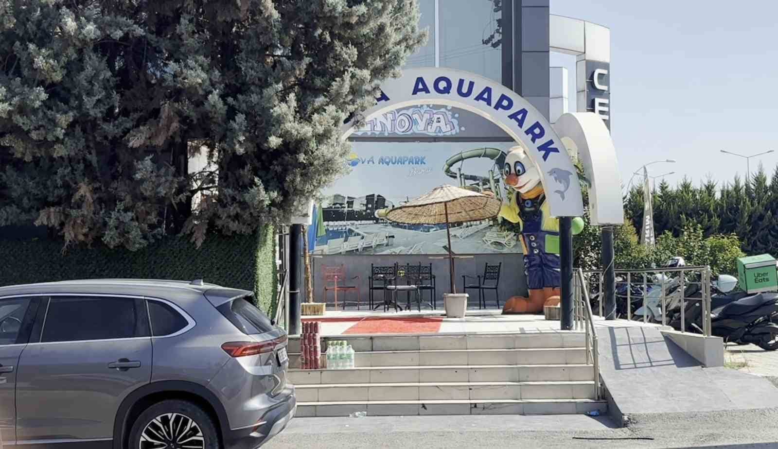BURSA'DA BİR AQUAPARKTA, DENGESİNİ KAYBEDEN 16 YAŞINDAKİ TEMİZLİKÇİ 10 METRE YÜKSEKLİKTEKİ KAYDIRAKTAN DÜŞEREK AĞIR YARALANDI.