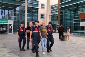 İNEGÖL İLÇESİNDE UYUŞTURUCU OPERASYONUNDA YAKALANARAK GÖZALTINA ALINAN TÜRKİYE'NİN ÜNLÜ YÖNETMENLERİNDEN EZEL AKAY VE MÜZİSYEN KARDEŞİ EREN KAZIM AKAY ADLİYEYE SEVK EDİLDİ.