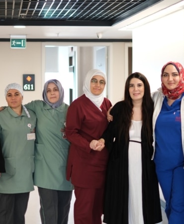 AYŞENUR GENCEROĞLU (SAĞDAN ÜÇÜNCÜ) VE SAĞLIK EKİBİ