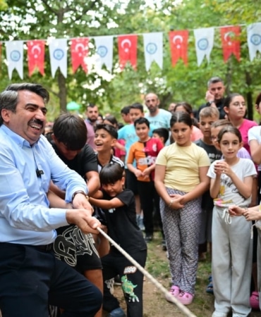 YILDIRIM BELEDİYE BAŞKANI OKTAY YILMAZ DA ŞENLİĞE KATILARAK ÇOCUKLARLA OYUN OYNADI