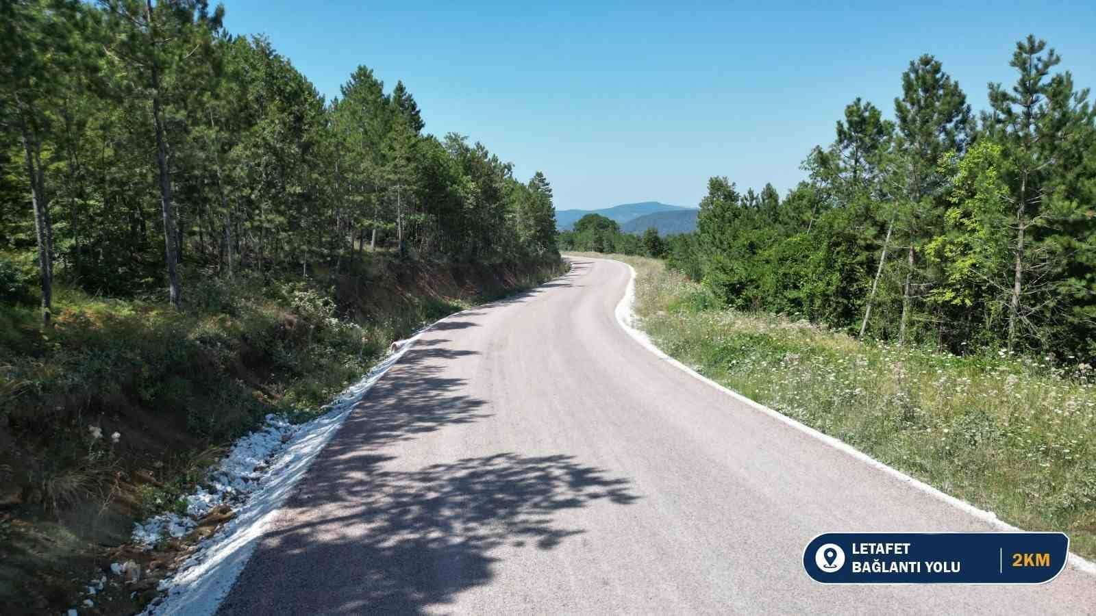 BURSA BÜYÜKŞEHİR BELEDİYESİ, KIRSAL MAHALLELERDE ULAŞIM AĞINI GÜÇLENDİRECEK YATIRIMLAR ÇERÇEVESİNDE MUSTAFAKEMALPAŞA İLÇESİNE BAĞLI 10 VE ORHANELİ’NE BAĞLI 1 MAHALLEDE TOPLAM 45 KİLOMETRE UZUNLUĞUNDAKİ YOLLARI YENİLİYOR. BÜYÜKŞEHİR BELEDİYESİ ULAŞIM DAİRESİ BAŞKANLIĞI KOORDİNASYONUYLA MUSTAFAKEMALPAŞA İLÇESİNE BAĞLI AŞAĞIBALI, ÇALTILIBÜK, ÇİVİLİÇAM, DEVECİKONAĞI, ESKİBALÇIK, FINDICAK, KARAKÖY, SOĞUKPINAR, YENİKIZILELMA VE YUKARIBALI MAHALLELERİ İLE ORHANELİ’NE BAĞLI LETAFET MAHALLESİ BAĞLANTI YOLLARINDA SATHİ KAPLAMA ÇALIŞMALARINI SÜRDÜRÜYOR. BÜYÜKŞEHİR BELEDİYESİ EKİPLERİ, 2,5 KİLOMETRELİK AŞAĞIBALI-YUKARIBALI, 2 KİLOMETRELİK LETAFET BAĞLANTI YOLU, 4 KİLOMETRELİK KARAKÖY ANAYOLU, 3 KİLOMETRELİK ÇALTILIBÜK-SOĞUKPINAR, 4 KİLOMETRELİK SOĞUKPINAR-YENİKIZILELMA, 3,5 KİLOMETRELİK YENİKIZILELMA-FINDICAK VE 3 KİLOMETRE FINDICAK-ESKİBALÇIK GÜZERGAHLARINDA SATHİ KAPLAMA İŞLEMİNİ TAMAMLADI. EKİPLER, 8,5 KİLOMETRELİK YUKARIBALI-ÇİVİLİÇAM, 8 KİLOMETRELİK ÇİVİLİÇAM-FINDICAK ÇATRAĞI VE 6 KİLOMETRELİK ESKİBALÇIK-DEVECİKONAĞI GÜZERGAHLARINDA İSE SATHİ KAPLAMA ÇALIŞMALARINA DÖRT KOLDAN DEVAM EDİYOR.