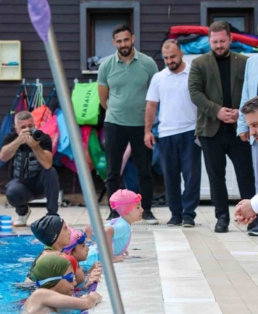 BURSA BÜYÜKŞEHİR BELEDİYESİ BAŞKAN VEKİLİ ŞAHİN BİBA, YAZ SPOR OKULLARI’NI ZİYARET EDEREK EĞİTİMLERE KATILAN ÇOCUKLARLA VE ANTRENÖRLERLE BİR ARAYA GELDİ.