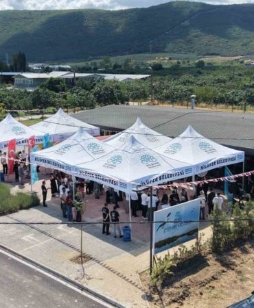 NİLÜFER BELEDİYESİ’NİN FADILLI MAHALLESİ’NE KAZANDIRDIĞI NİLBEL LEYLEK KAFE & RESTORAN DÜZENLENEN TÖRENLE HİZMETE GİRDİ. AÇILIŞTA KONUŞAN NİLÜFER BELEDİYE BAŞKANI ŞADİ ÖZDEMİR, BÖLGEDE TARIM VE TURİZMİ BÜTÜNLEŞTİREN BİR ANLAYIŞLA SÜRDÜRÜLEBİLİR KIRSAL KALKINMAYI HEDEFLEDİKLERİNİ SÖYLEDİ.