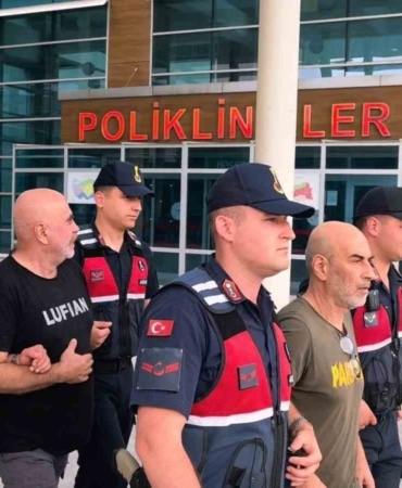YÖNETMEN EZEL AKAY’A (ARKADA) ADLİ KONTROL ŞARTI UYGULANDI, KARDEŞİ (ÖNDE) TUTUKLANDI (ARŞİV)