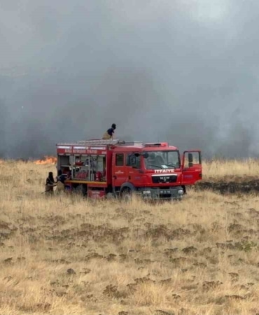 BURSA'DA YENİŞEHİR HAVALİMANI GİRİŞİNDE BULUNAN OTLUK ALANDA ÇIKAN YANGIN, KISA SÜRELİ PANİĞE NEDEN OLDU. İHBAR ÜZERİNE BÖLGEYE SEVK EDİLEN İTFAİYE EKİPLERİ YANGINI SÖNDÜRDÜ.