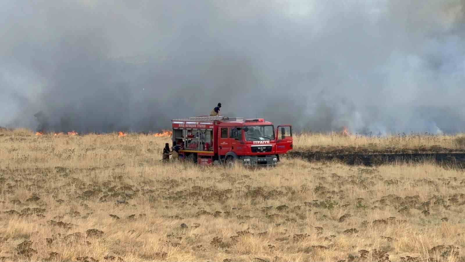 BURSA'DA YENİŞEHİR HAVALİMANI GİRİŞİNDE BULUNAN OTLUK ALANDA ÇIKAN YANGIN, KISA SÜRELİ PANİĞE NEDEN OLDU. İHBAR ÜZERİNE BÖLGEYE SEVK EDİLEN İTFAİYE EKİPLERİ YANGINI SÖNDÜRDÜ.