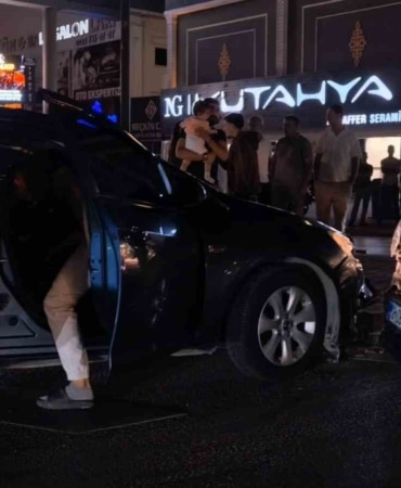 BURSA'NIN İNEGÖL İLÇESİNDE MEYDANA GELEN ZİNCİRLEME KAZADA 1 MOTOSİKLET, OTOMOBİL VE HAFİF TİCARİ ARAÇ ÇARPIŞTI: 5 KİŞİ YARALANDI.