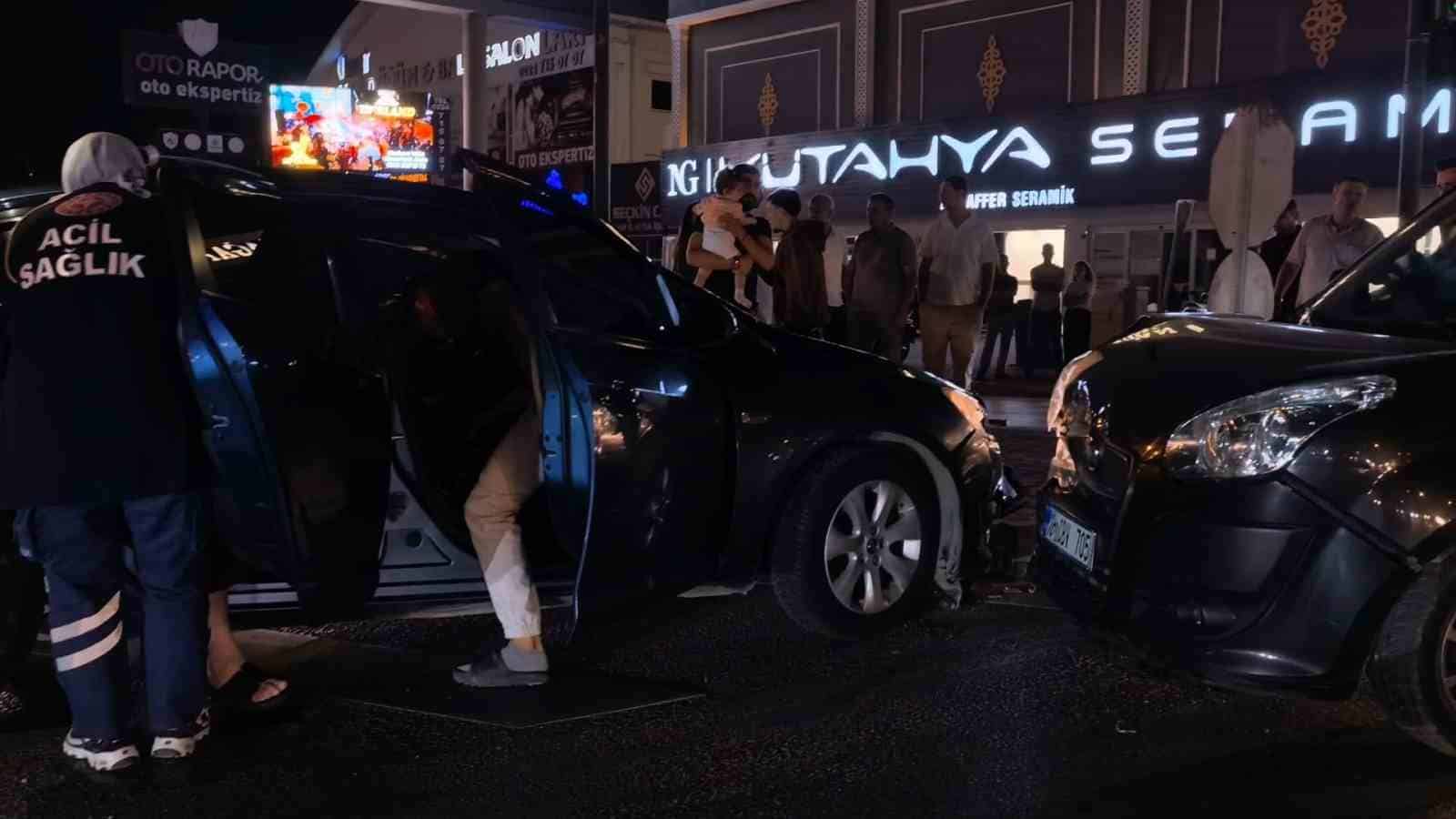BURSA'NIN İNEGÖL İLÇESİNDE MEYDANA GELEN ZİNCİRLEME KAZADA 1 MOTOSİKLET, OTOMOBİL VE HAFİF TİCARİ ARAÇ ÇARPIŞTI: 5 KİŞİ YARALANDI.