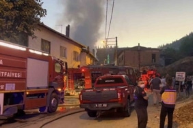 BURSA’NIN İSMETİYE MAHALLESİ’NDE 2 KATLI BİR EVDE ÇIKAN YANGIN FACİAYLA SONUÇLANDI. YANGINDA EVDE BULUNAN 30 YAŞINDAKİ ERKUT ŞENTÜRK YAŞAMINI YİTİRDİ.