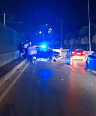 OSMANGAZİ İLÇESİNDE KENDİSİNİ SIKIŞTIRDIĞINI İDDİA ETTİĞİ ARABA YÜZÜNDEN BAZ İSTASYONUNA VE METRO BARİYERLERİNE ÇARPAN OTOMOBİL HURDAYA DÖNDÜ.