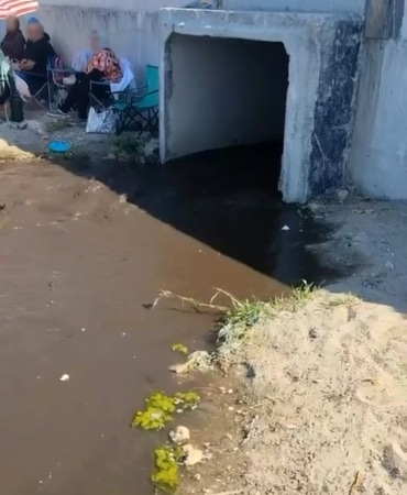 MUDANYA İLÇESİNDE DENİZE KANALİZASYON ATIK SUYUNUN BOŞALTILDIĞI ANLAR CEP TELEFONU KAMERASINA YANSIDI