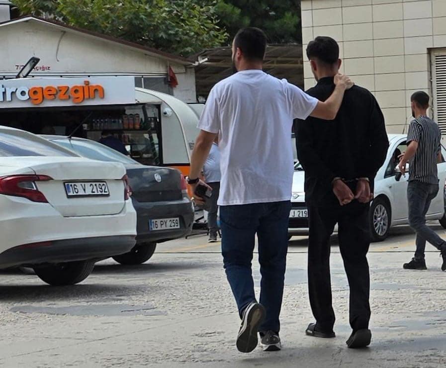 BURSA'NIN İNEGÖL İLÇESİNDE NARKOTİK BÜRO AMİRLİĞİ EKİPLERİNİN DÜZENLEDİĞİ OPERASYONDA, YAKLAŞIK 50 KİLOMETRE SÜREN KOVALAMACANIN ARDINDAN DURDURULAN ARAÇTA 20 BİN ADET SENTETİK UYUŞTURUCU HAP ELE GEÇİRİLDİ.