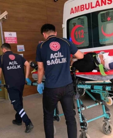 OTOMOBİL BARİYERLERE ÇARPTI : 5 YARALI