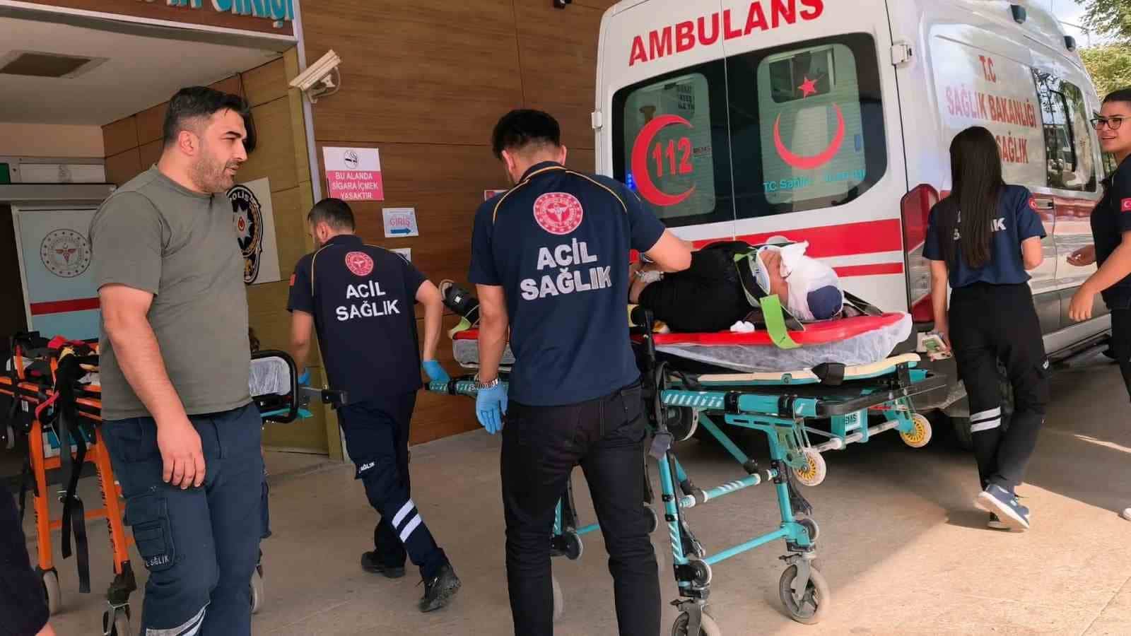 OTOMOBİL BARİYERLERE ÇARPTI : 5 YARALI