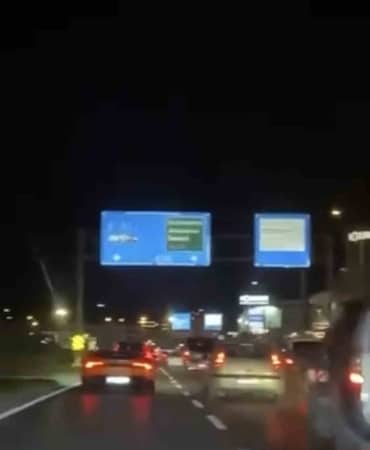 BURSA’DA MAKAS ATARAK İLERLEYEN LAMBORGHİNİ SÜRÜCÜSÜ, MERCEDES’E ÇARPARAK KAÇTI. O ANLAR KAMERAYA YANSIDI.