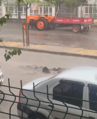 BURSA'NIN KARACABEY İLÇESİNDE BİR ÇOK İŞYERİNİ SU BASARKEN, ZAMAN ZAMAN YOLLARIN DA ADETA GÖLE DÖNDÜĞÜ GÖRÜLDÜ.