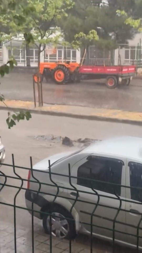 BURSA'NIN KARACABEY İLÇESİNDE BİR ÇOK İŞYERİNİ SU BASARKEN, ZAMAN ZAMAN YOLLARIN DA ADETA GÖLE DÖNDÜĞÜ GÖRÜLDÜ.