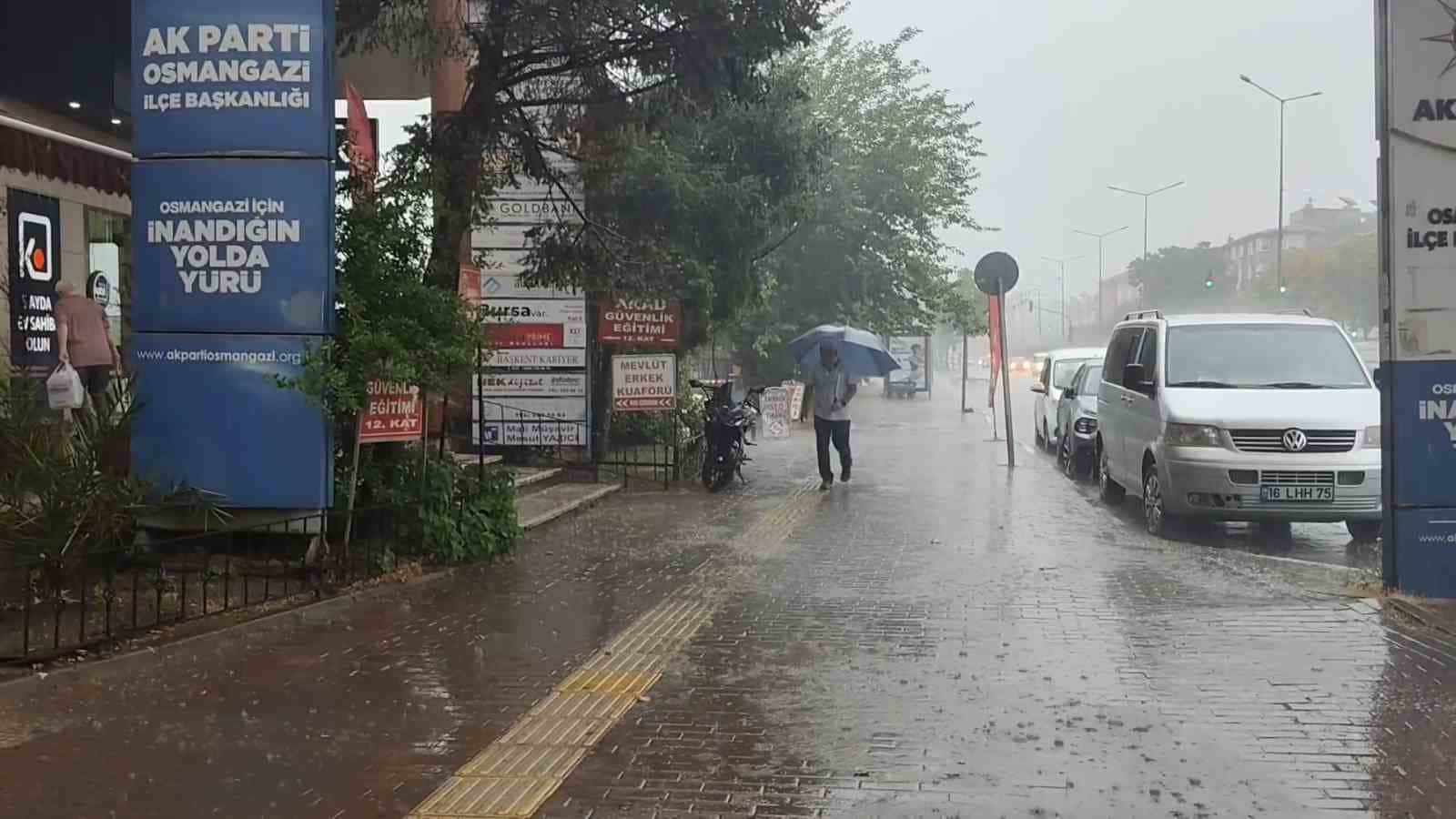 BURSA'DA BİR ANDA ETKİSİNİ ARTIRAN ETKİLİ YAĞIŞ SONRASI YOLLAR GÖLE DÖNDÜ