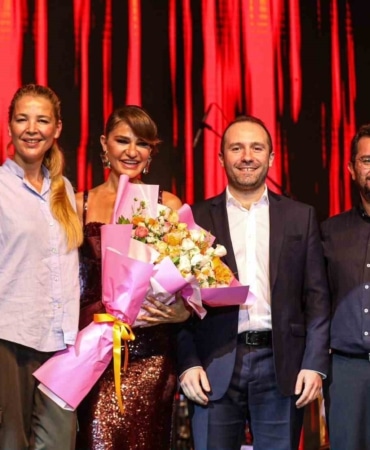 ULUSLARARASI BURSA FESTİVALİ KAPSAMINDA KÜLTÜRPARK AÇIKHAVA TİYATROSU’NDA SAHNE ALAN SANATÇI DERYA BEDAVACI, ÖZGÜN BESTELERİ VE ETKİLEYİCİ PERFORMANSIYLA MÜZİKSEVERLERİN HAFIZALARINDAN SİLİNMEYECEK BİR GECEYE İMZA ATTI. BURSA BÜYÜKŞEHİR BELEDİYESİ ADINA BURSA KÜLTÜR SANAT VE TURİZM VAKFI (BKSTV) TARAFINDAN BU YIL 64’ÜNCÜSÜ DÜZENLENEN ULUSLARARASI BURSA FESTİVALİ, KENTİN KÜLTÜR SANAT İKLİMİNİ ZENGİNLEŞTİRMEYE DEVAM EDİYOR. FESTİVAL ETKİNLİK TAKVİMİNİN 3’ÜNCÜ PROGRAMINDA SEVİLEN SANATÇI DERYA BEDAVACI, KÜLTÜRPARK AÇIKHAVA TİYATROSU’NDA SEVENLERİ İLE BULUŞTU. BAŞARILI SANATÇI DERYA BEDAVACI, ETKİLEYİCİ PERFORMANSIYLA AÇIKHAVA’YI DOLDURAN BİNLERCE MÜZİKSEVERE DUYGU DOLU VE COŞKULU ANLAR YAŞATTI.