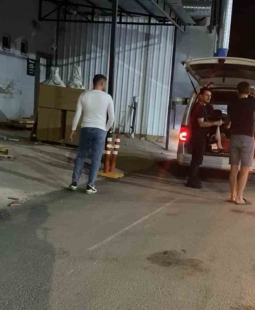 BURSA'NIN İNEGÖL İLÇESİNDE POLİSİN "DUR" İHTARINA UYMAYARAK KAÇAN SÜRÜCÜ, 5 KİLOMETRE SÜREN KOVALAMACANIN ARDINDAN YAKALANDI. ALKOLLÜ OLDUĞU BELİRLENEN VE DAHA ÖNCE ALKOLLÜ ARAÇ KULLANDIĞI İÇİN EHLİYETİ DAİMİ OLARAK İPTAL EDİLEN SÜRÜCÜYE TOPLAM 490 BİN TL İDARİ PARA CEZASI UYGULANIRKEN, KULLANDIĞI OTOMOBİL DE 60 GÜN SÜREYLE TRAFİKTEN MEN EDİLDİ.