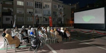 OSMANGAZİ BELEDİYESİ'NİN "OSMANGAZİ'DE YAZ FİLM GÖSTERİMLERİ" KAPSAMINDA BURSA ERKEK LİSESİ BAHÇESİ'NDE DÜZENLEDİĞİ AÇIK HAVA SİNEMASI ETKİNLİĞİ, ÇOCUKLAR VE AİLELERİ YAZ AKŞAMINDA BİR ARAYA GETİRDİ.