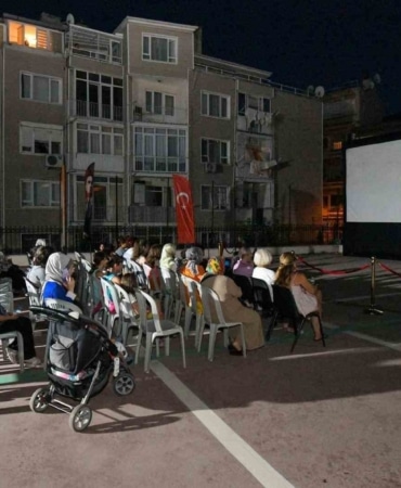 OSMANGAZİ BELEDİYESİ'NİN "OSMANGAZİ'DE YAZ FİLM GÖSTERİMLERİ" KAPSAMINDA BURSA ERKEK LİSESİ BAHÇESİ'NDE DÜZENLEDİĞİ AÇIK HAVA SİNEMASI ETKİNLİĞİ, ÇOCUKLAR VE AİLELERİ YAZ AKŞAMINDA BİR ARAYA GETİRDİ.