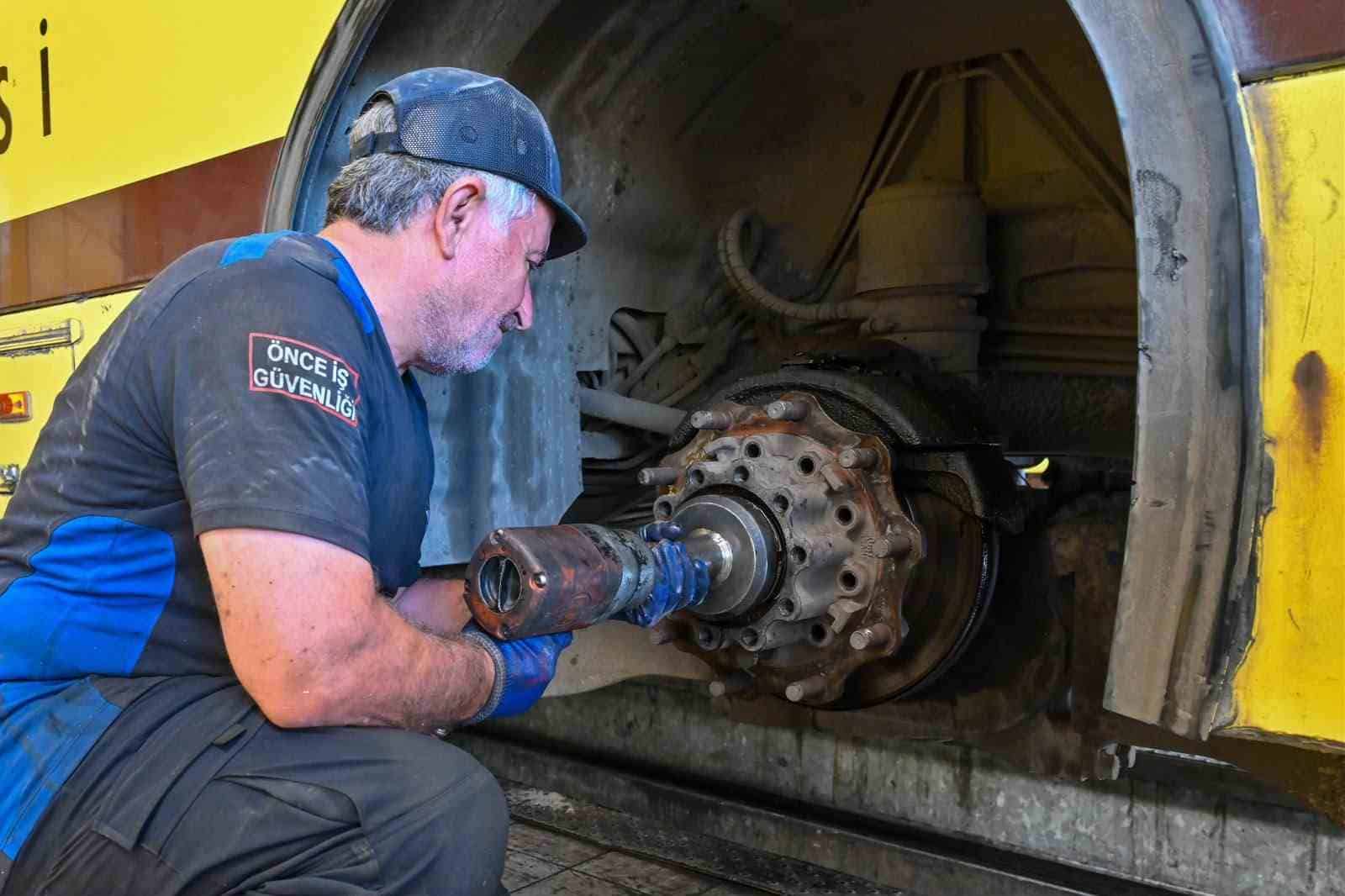 BURSA BÜYÜKŞEHİR BELEDİYESİ, TOPLU TAŞIMA FİLOSUNDA ARAÇLARIN İHTİYAÇ DUYDUĞU BAKIM VE ONARIM ÇALIŞMALARINI KENDİ BÜNYESİNDE GERÇEKLEŞTİREREK HEM GÜVENLİ VE KONFORLU ULAŞIM HİZMETİNİ KESİNTİSİZ OLARAK SÜRDÜRÜYOR HEM DE BÜTÇE TASARRUFU SAĞLIYOR.