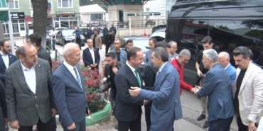 BİR TAKIM ZİYARETLER İÇİN BURSA’YA GELEN MİLLİ EĞİTİM BAKANI YUSUF TEKİN, KELES BELEDİYE’SİNİ ZİYARET ETTİ. ZİYARET SONRASI BÜYÜK ERZURUM YAYLA ŞENLİĞİ'NDE ERZURUMLU VATANDAŞLARLA BULUŞAN TEKİN, "ÖNÜMÜZDEKİ YIL KATKI VERİP DAHA GÜZEL BİR ETKİNLİĞE İMZA ATALIM" DEDİ.