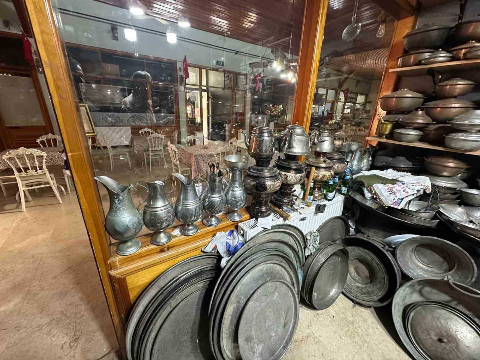 GELENEKSEL HAYATIN BİR DÖNEM ÇOK KULLANILAN BAKIR EV MALZEMELERİ, PASLANMAZ ÇELİĞİN YAYGINLAŞMASIYLA ARTIK KOLLEKSİYONER KÖŞELERİNDE YERLERİNİ ALMAYA BAŞLADI.