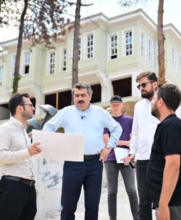YILDIRIM BELEDİYESİ’NİN, TARİHİ DOKUSU VE DOĞAL ALANLARIYLA İLÇENİN EN KIYMETLİ BÖLGELERİNDEN BİRİ OLAN MOLLAARAP’I CAZİBE MERKEZİNE DÖNÜŞTÜRMEK İÇİN BAŞLATTIĞI ÇALIŞMALAR ARALIKSIZ SÜRÜYOR.