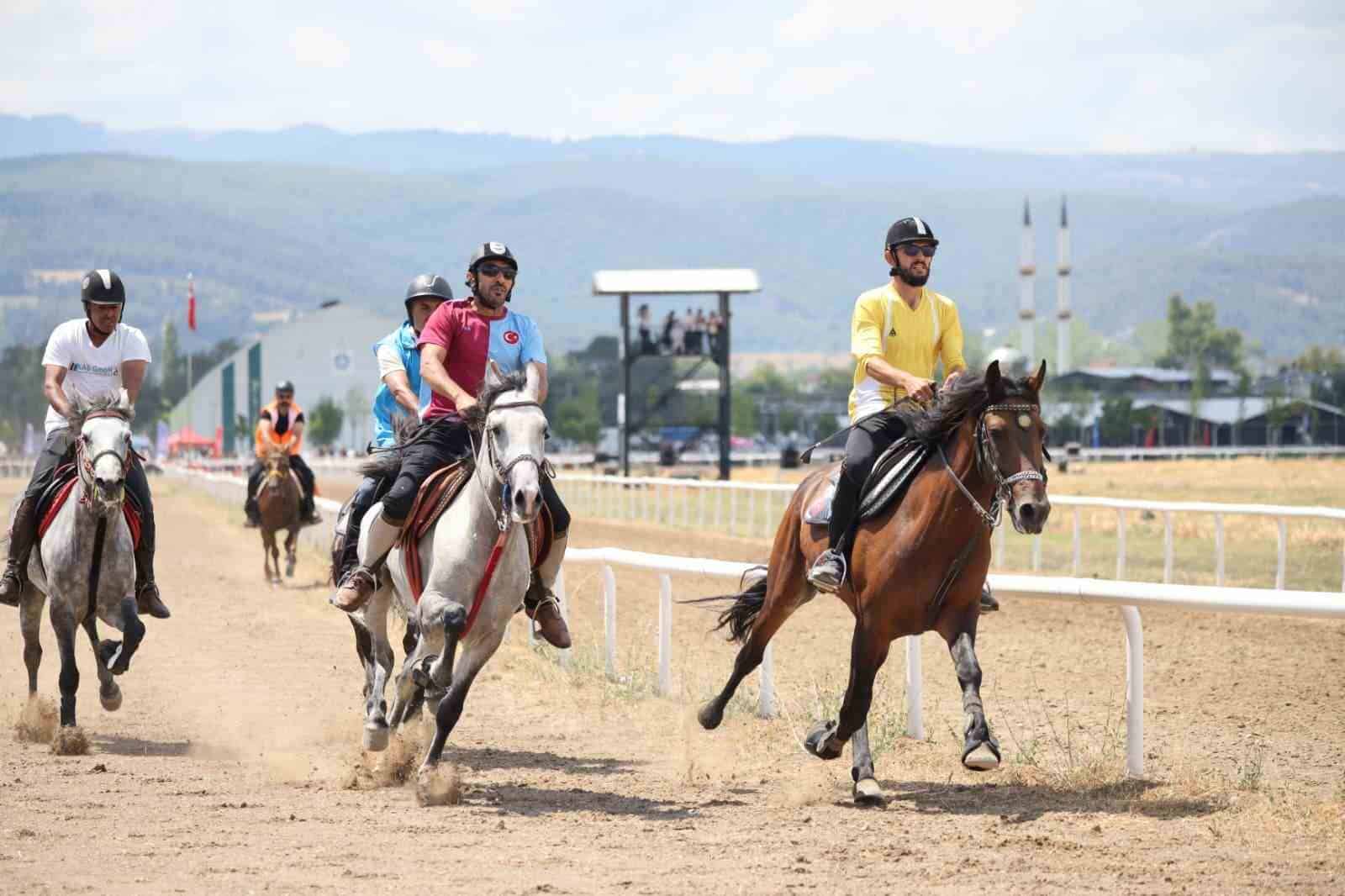 BURSA BÜYÜKŞEHİR BELEDİYESİ BAŞKAN VEKİLİ ŞAHİN BİBA, GELENEKSEL RAHVAN AT YARIŞLARI AÇILIŞ TÖRENİNDEKİ KONUŞMASINDA RAHVAN ATLI SPOR DALINDA TÜRKİYE ŞAMPİYONASI’NIN BURSA’DA GERÇEKLEŞTİRİLMESİNİ ARZU ETTİKLERİNİ SÖYLEDİ.