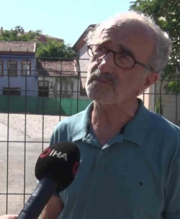 BURSA'NIN OSMANGAZİ İLÇESİNDE UZUN SÜRE AÇIK HALDE BULUNAN TARİHİ MEZARIN ÜZERİNİN ÇAKIL TAŞLARIYLA KAPATILDIĞINI İDDİA EDEN BURSA MUHAFIZI VE GÖNÜLLÜ ÇEVRE MÜFETTİŞİ ALİ TURAN, ALANIN VAKIF AMACI DIŞINDA KULLANILDIĞINI ÖNE SÜREREK YETKİLİLERİ İNCELEME YAPMAYA ÇAĞIRDI.
