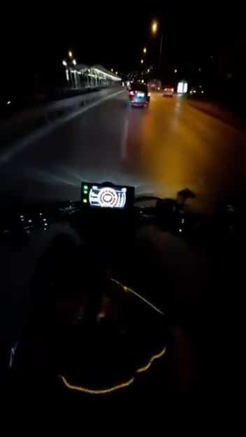 BURSA'NIN OSMANGAZİ İLÇESİNDE SİNYAL VERMEDEN ŞERİT DEĞİŞTİREN OTOMOBİLE ARKADAN ÇARPAN MOTOSİKLETTE BULUNAN 2 KİŞİ YOLA SAVRULDU.
