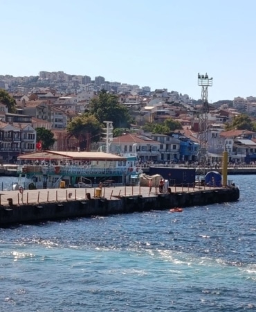 MUDANYA'DA ŞİŞME BOTUYLA DENİZDE AÇILINCA PANİKLEYEN GENÇ SÜRÜKLENMEYE BAŞLADI.İSKELE GÖREVLİSİNİN DİKKATİ SAYESİNDE KURTARILDI.