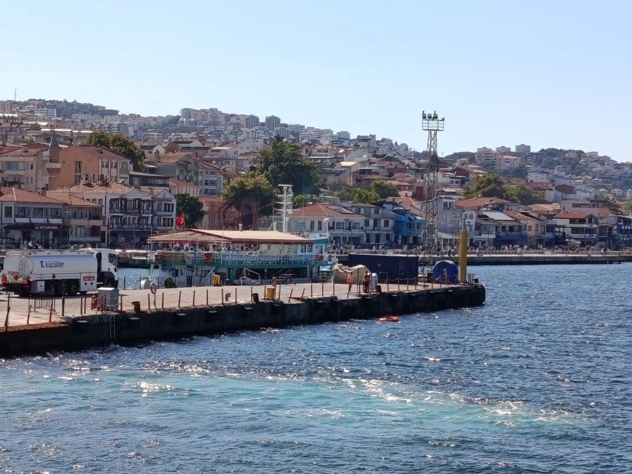 MUDANYA'DA ŞİŞME BOTUYLA DENİZDE AÇILINCA PANİKLEYEN GENÇ SÜRÜKLENMEYE BAŞLADI.İSKELE GÖREVLİSİNİN DİKKATİ SAYESİNDE KURTARILDI.