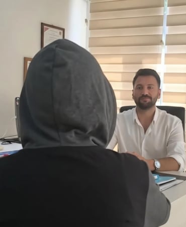 BAĞIMLILIKLA MÜCADELEDE KURUMSAL İŞBİRLİĞİ, DOĞRU YÖNLENDİRME, PROFESYONEL DANIŞMANLIK VE BİREYSEL KARARLILIK, BURSA’DA HAYATA YENİ BİR KAPI ARALAMAYA DEVAM EDİYOR. GENÇ YAŞLARDA BAĞIMLILIK İLE TANIŞAN VE BU DURUMUN GETİRDİĞİ SOSYAL VE KİŞİSEL ZORLUKLARLA MÜCADELE EDEN 1995 DOĞUMLU A.Z., KAMU KURUMLARININ GÜÇLÜ KOORDİNASYONU SAYESİNDE HAYATINDA TEMİZ BİR SAYFA AÇMAYI BAŞARDI. HAYATINDA RADİKAL BİR DEĞİŞİM İHTİYACI HİSSETTİĞİ BİR DÖNEMDE, İLGİLİ KAMU BİRİMLERİNİN VE EMNİYET GÜÇLERİNİN ZAMANINDA MÜDAHALESİYLE İLÇE SAĞLIK MÜDÜRLÜĞÜ BÜNYESİNDEKİ SAĞLIKLI HAYAT MERKEZİ’NE (SHM) YÖNLENDİRİLEN A.Z. İÇİN BU ADIM, ADETA HAYATININ DÖNÜM NOKTASI OLDU.