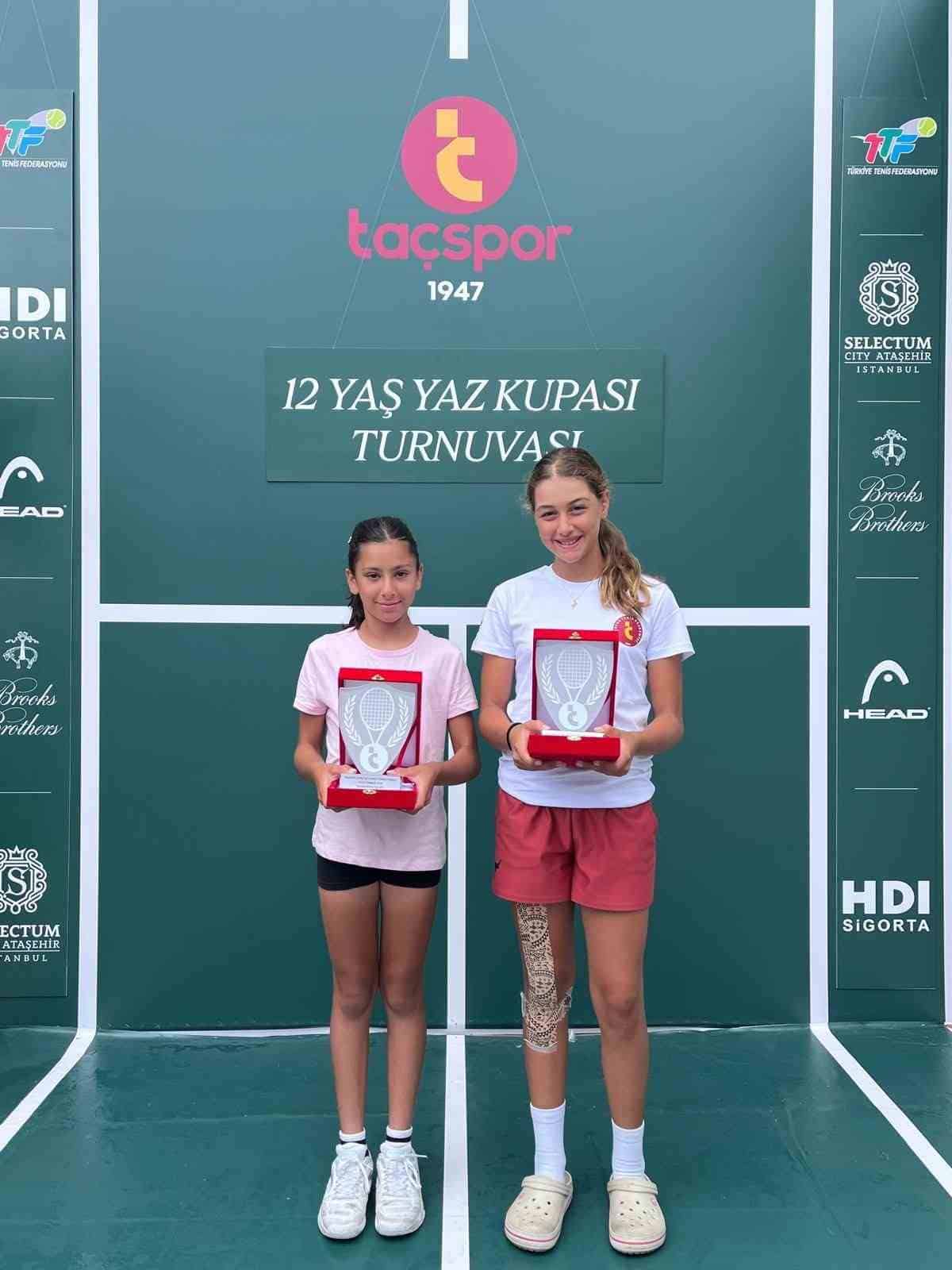 OSMANGAZİ BELEDİYESPOR TENİS TAKIMI SPORCUSU AZRA ÖZYARDIMCI, İSTANBUL’DA DÜZENLENEN 12 YAŞ YAZ KUPASI’NDA ORTAYA KOYDUĞU MÜCADELEYLE TAKDİR TOPLADI. HENÜZ 11 YAŞINDA OLMASINA RAĞMEN 12 YAŞ KATEGORİSİNDE RAKET SALLAYAN GENÇ SPORCU, TURNUVA BOYUNCA SERGİLEDİĞİ KARARLI OYUNUYLA BÜYÜK BEĞENİ KAZANDI.