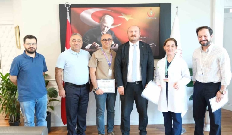 BURSA ŞEHİR HASTANESİ’NDE ANNE KARNINDA GERÇEKLEŞTİRİLEN İLERİ DÜZEY GİRİŞİM SAYESİNDE HAYAT ŞANSI ARTAN BEBEK, DOĞUM SONRASI UYGULANAN BAŞARILI CERRAHİ TEDAVİ VE YENİDOĞAN YOĞUN BAKIM SÜRECİNİN ARDINDAN SAĞLIKLI ŞEKİLDE TABURCU EDİLDİ.