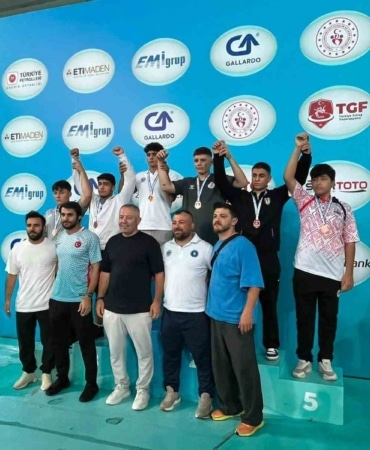 BURSA BÜYÜKŞEHİR BELEDİYESPOR KULÜBÜ SPORCULARI, ANKARA’DA GERÇEKLEŞTİRİLEN MİNİKLER GÜREŞ TÜRKİYE ŞAMPİYONASINI 14 MADALYA İLE TAMAMLAYARAK ÖNEMLİ BİR BAŞARIYA İMZA ATTI.