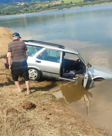 BURSA'NIN KESTEL İLÇESİNE BAĞLI BABASULTAN BARAJI'NA UÇAN OTOMOBİL, VATANDAŞIN CESARETİ SAYESİNDE SUDAN ÇIKARILDI. OKSİJEN TÜPÜ KULLANMADAN YAKLAŞIK 5 METRE DERİNLİĞE DALAN BİR KİŞİ, ARACI HALATA BAĞLAYARAK İŞ MAKİNESİYLE SUDAN ÇIKARILMASINI SAĞLADI. O ANLAR AMATÖR KAMERAYA SANİYE SANİYE YANSIDI.