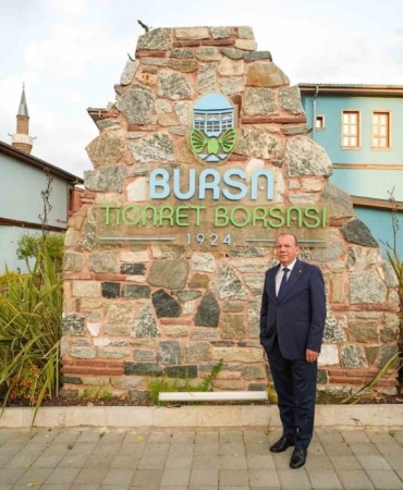 TARIM VE GIDA SEKTÖRÜNE YÖNELİK HAYATA GEÇİRDİĞİ PROJELERLE ÜRETİMDEN TİCARETE UZANAN DEĞER ZİNCİRİNİ GÜÇLENDİREN BURSA TİCARET BORSASI, 2026 YILININ İLK YARISINDA TESCİL İŞLEM HACMİNİ GEÇEN YILIN AYNI DÖNEMİNE GÖRE YÜZDE 35 ARTIRARAK 41 MİLYAR 668 MİLYON TL’YE YÜKSELTTİ. BURSA TB, KURUCU ORTAKLARI ARASINDA YER ALDIĞI MARMARA ÜRÜN PİYASASI ARACI KURUMU’NDAKİ İŞLEM HACMİNİ DE YÜZDE 316 ARTIRARAK, BORSALAR ARASINDA İLK SIRADAKİ YERİNİ KORUDU.