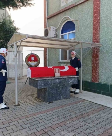 BURSA’DA TEDAVİ GÖRDÜĞÜ HASTANEDE 64 YAŞINDA HAYATINI KAYBEDEN EMEKLİ BİNBAŞI ÖZCAN YILDIZ, MEMLEKETİ KARACABEY’DE DÜZENLENEN ASKERİ TÖRENLE SON YOLCULUĞUNA UĞURLANDI.